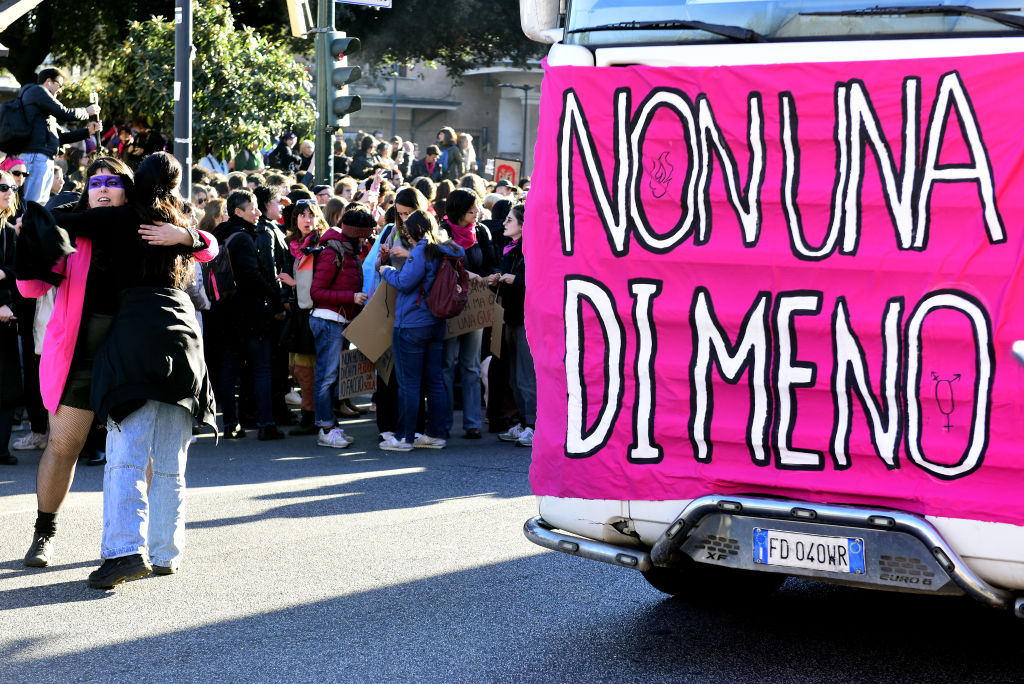 Italia endurece la lucha contra el feminicidio: se castigará con cadena perpetua